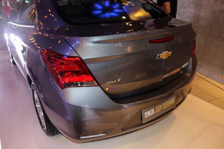Chevrolet Onix Joy 2020 05